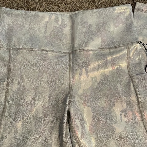 BRAND NEW ZYIA size 4 silver camo metallic light n tight hi-rise Capri 20” - Picture 2 of 3